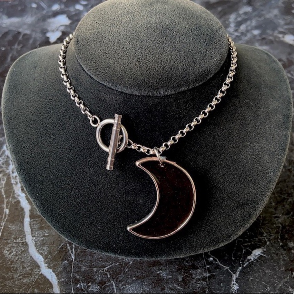 Dark Red resin & glitter crecent moon steel choker - Picture 6 of 9